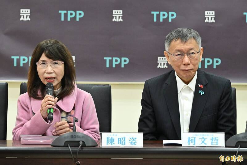 前民眾黨主席柯文哲（右）表示，陳昭姿（左）是簽「代理孕母法案通過後離任」，當初徵召她時確實有答應要讓她在立委任內完成代孕法案。（資料照）