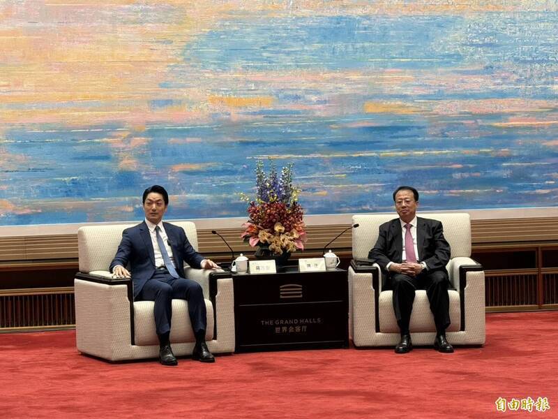 台北市長蔣萬安（左）去年底赴上海參加雙城論壇與上海市長龔正（右）會面。（資料照）