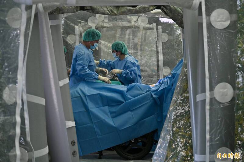 比起晶圓製造，外科手術較容易被AI取代的原因有兩點：有龐大的公開資料可供AI訓練、手術不是龐大生態鏈的集體運作；示意圖。（資料照）