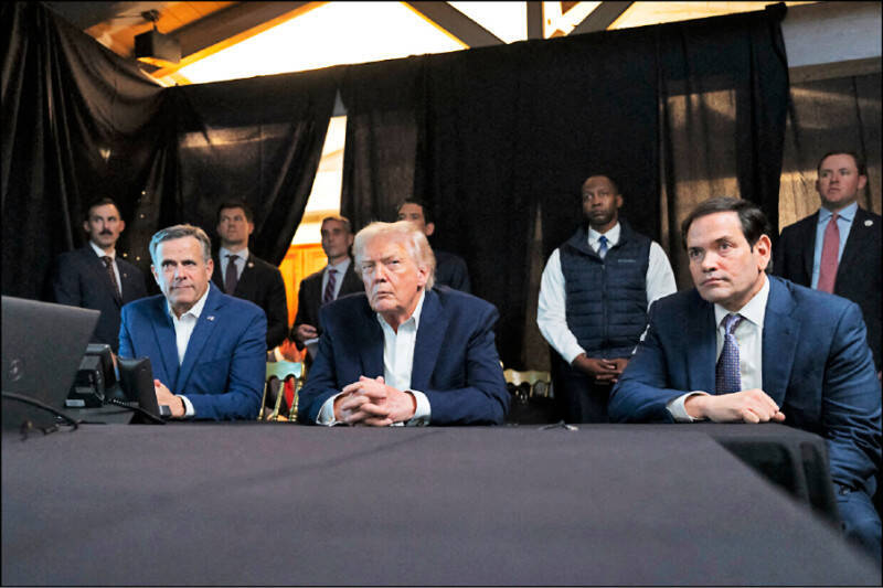 美國總統川普（中）3日在佛羅里達州海湖莊園的臨時安全設施中，與中央情報局局長雷克里夫（左1）及國務卿魯比歐（右1），緊盯美軍逮捕馬杜羅的行動過程。（法新社）