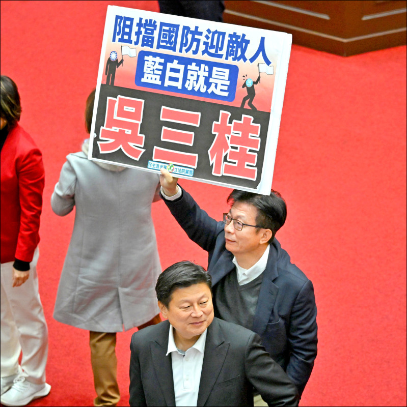 紅統化的國民黨逆向行駛，不擇手段弱化國防，企圖將台灣人關入中共獨裁體制的牢籠，這些惡行必將遭到歷史的審判。（資料照）