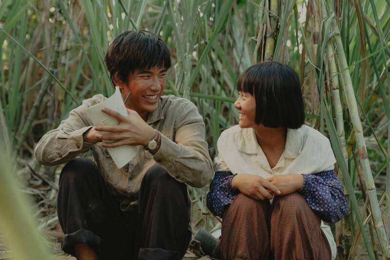 曾敬驊（左）與方郁婷（右）在電影《大濛》中，飾演一對平凡兄妹。（華文創提供）