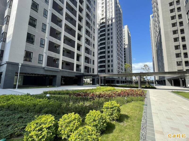 政府表示，因缺地、缺預算，因此將放緩提供社會住宅的節奏；圖為中壢1號社宅中庭設計綠廊空間。（資料照）