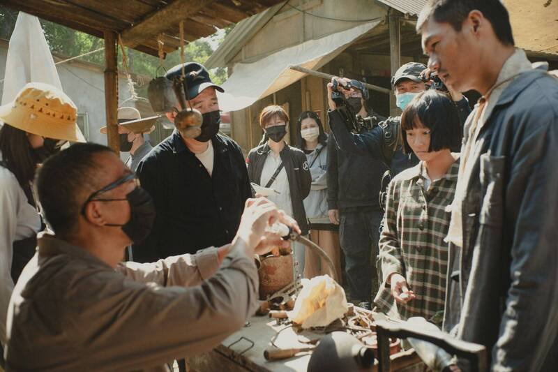 《大濛》導演陳玉勳（左2），將鏡頭謙卑地俯貼於島嶼的泥土之上，映照出小人物兢兢業業的生活樣貌。（華文創提供）