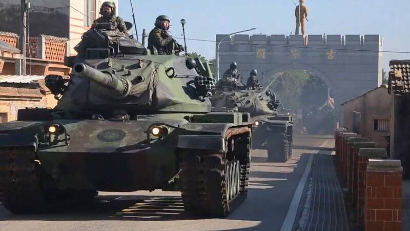 中共圍台軍演，金門戰車穿越古寧頭牌坊，一路往金門大橋空地前進。（讀者提供）