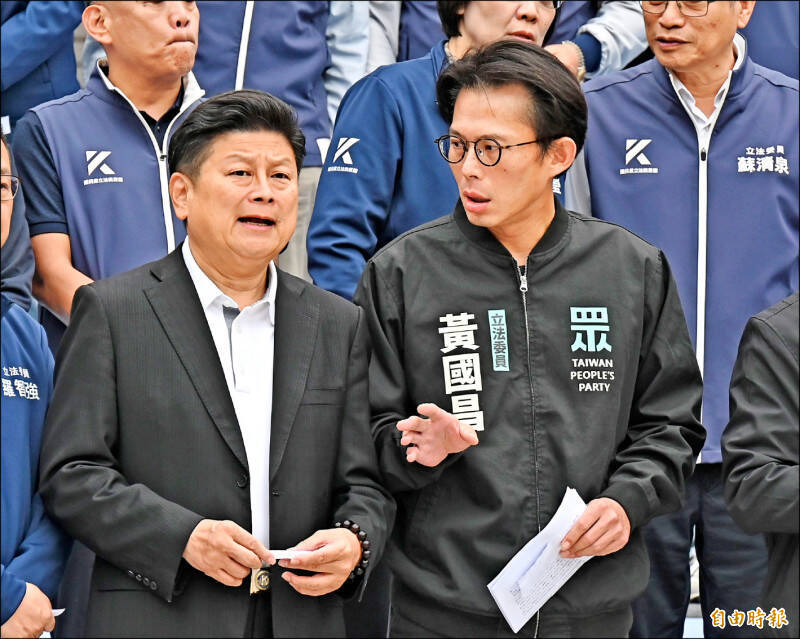 從《大濛》看現今國內政局，不懂為何藍白非得破壞台灣好不容易得來的國際認同，搞到「霧煞煞、灰濛濛」的地步；圖為藍白兩黨黨主席，傅崐萁（左）及黃國昌（右）。（資料照）