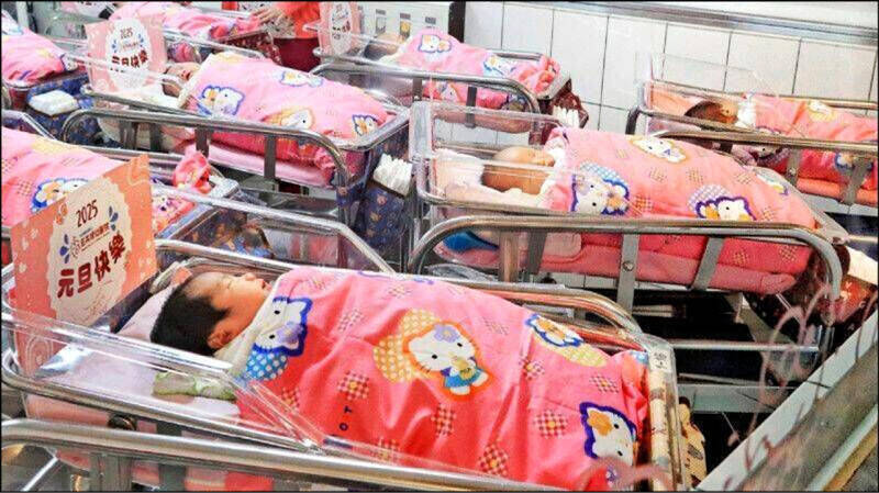 台灣2025年全年僅10萬7812名新生兒出生，較2024年大幅減少2萬7044人，是台灣近10年跌幅最多。（資料照）