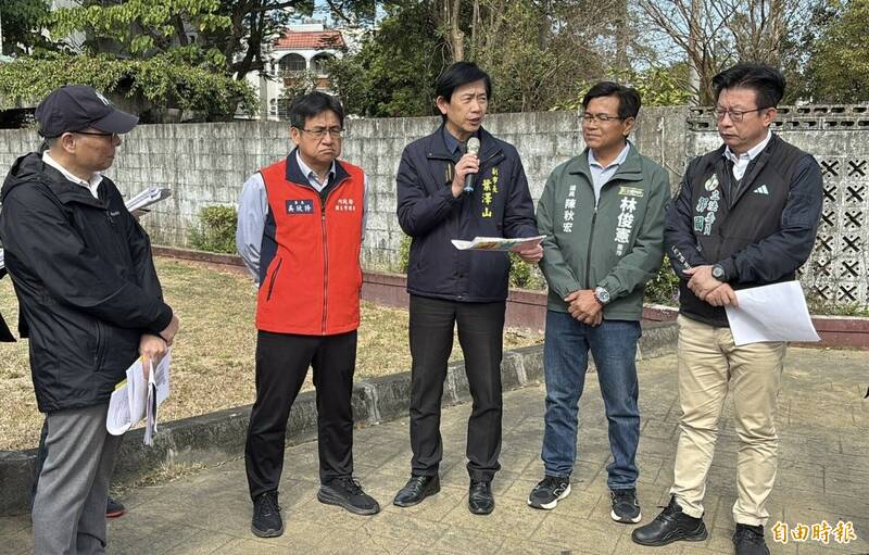 運用《促參法》思考社宅政策，具有高度可行性；圖為民進黨立委郭國文（右1）、國土署署長吳欣修（左2）等人一同會勘麻豆總爺社宅預定地。（資料照）