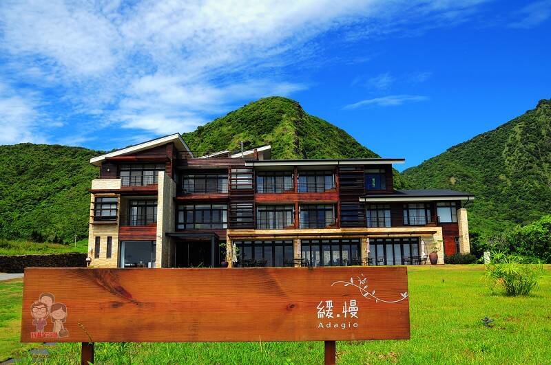 花蓮「緩慢石梯坪」民宿，前有碧海後有青山，旁邊就是石梯坪漁港，獲選「全台十大必玩民宿」之一。（蕃薯藤提供）