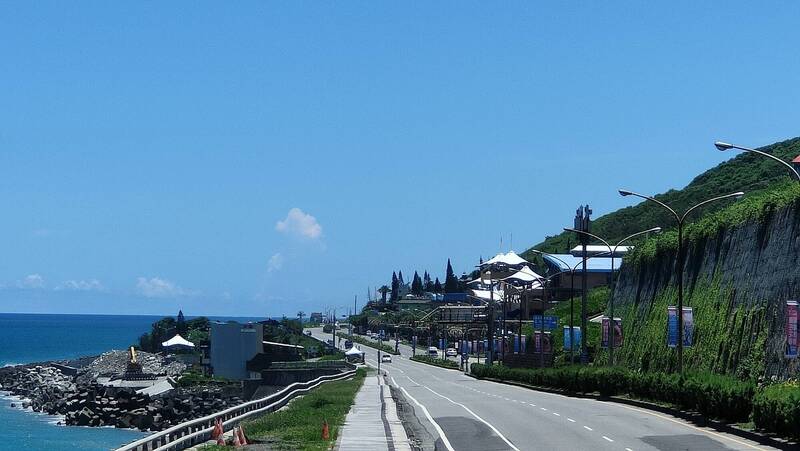 東海岸台11線公路沿著海岸山脈東側而建，是一條有山有海的景觀道路相當受到遊客喜愛。（資料照）