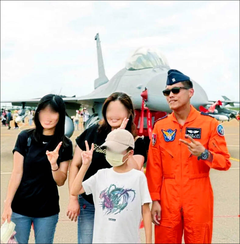 飛官辛柏毅（右）過去在清泉崗基地舉行的航空嘉年華中，與參觀民眾親切互動。（取自台中市政府網站）