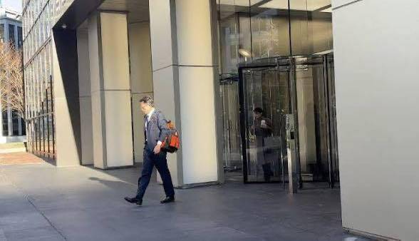 民眾黨主席黃國昌結束訪美後，沒有任何與美國官員的合照，只有與美國行政單位建築物的合照。（取自貼文）