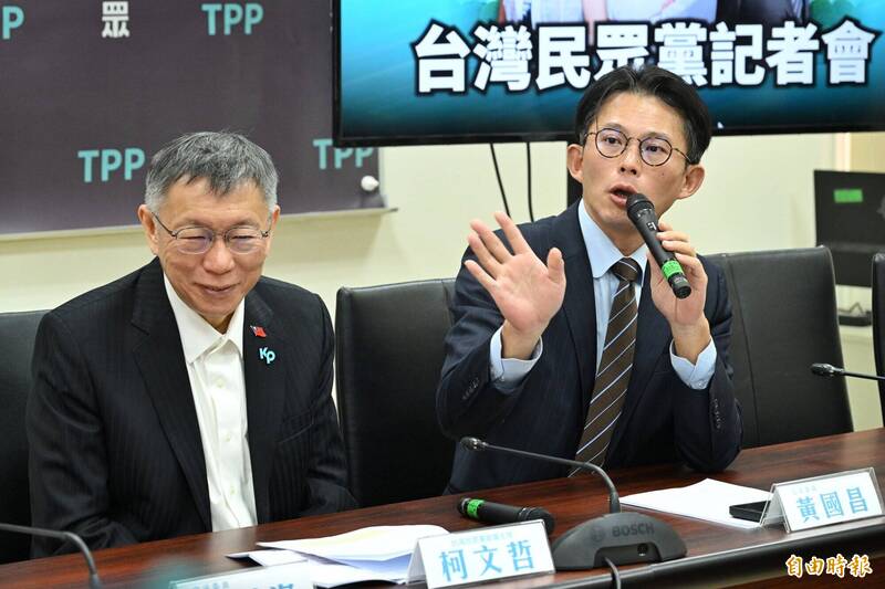 柯文哲（左）要求政府說清楚是拿什麼交換台美關稅協議拍板；但剛訪美回國的黃國昌（右）也說不出民眾黨到底與美國交換了什麼。（資料照）