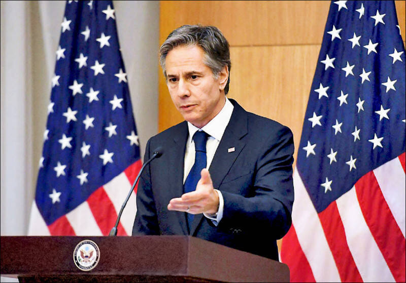 美國前國務卿布林肯曾指出全球約五成的商業貨運每日通過台灣海峽、約七成半導體由台灣製造。（路透檔案照）