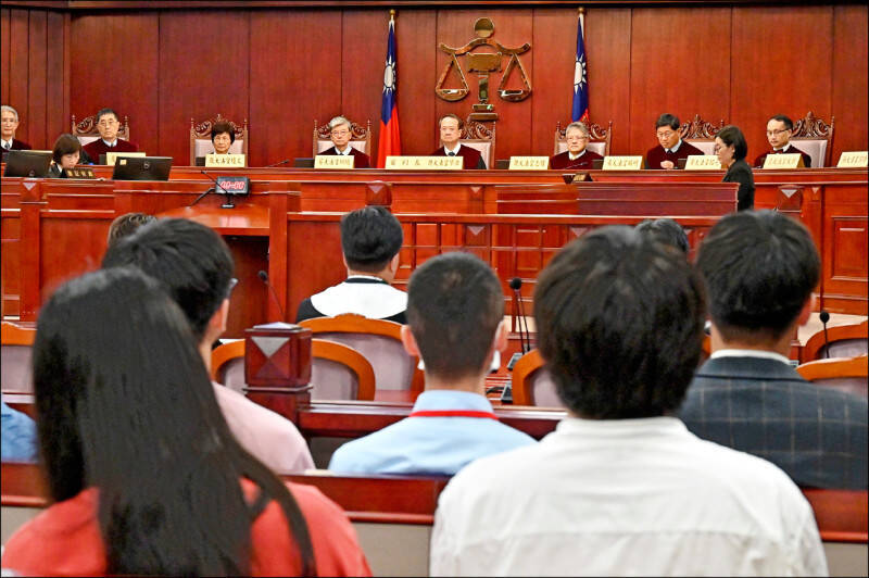 最近這一年多以來，當初主導修憲的國民黨，竟然翻臉挑戰憲政秩序，圖為國會擴權法案被大法官宣告違憲。（資料照）