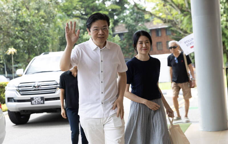 新加坡去年國會大選，總理黃循財與妻子呂子蕊前往投票，他領導人民行動黨成功贏得國會大選獲連任。（歐新社檔案照）