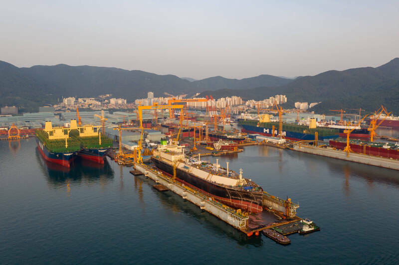 美韓貿易談判中，韓國承諾對美國投資3500億美元，其中包括1500億美元投資造船業。（彭博檔案照）