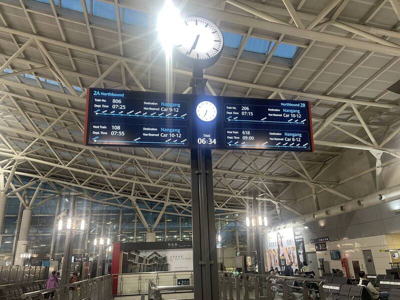 「台北─台中─高雄」等停靠站較少的長程直達或跳站快車，維持第10至12車三節自由座車廂配置。（民眾提供）