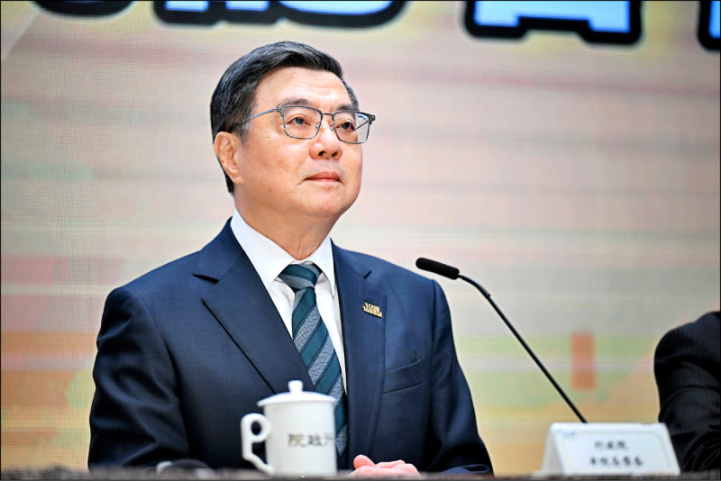 行政院長於二〇二五年十二月十五日召開「捍衛憲政秩序」記者會，宣佈拒絕副署立法院三讀通過的《財劃法修正案》。（資料照）