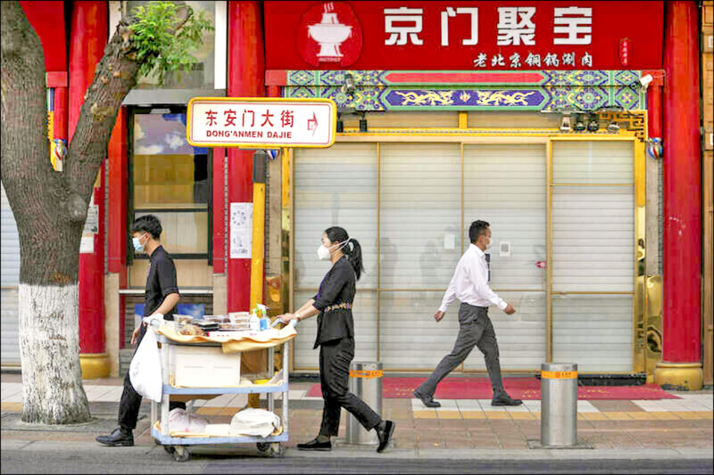 中國經濟處於結構失衡狀態。整體成長主要仰賴出口，股市則由科技產業支撐局面，國內的經濟動能疲弱不振。（美聯社檔案照）