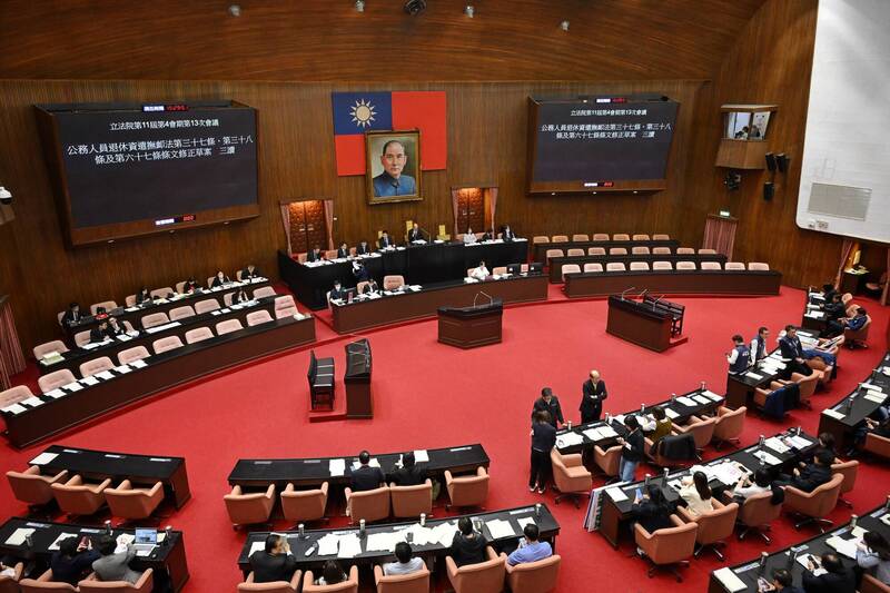 台灣和日本一樣，面臨執政黨國會不過半的困境，但是因總統制與五權分立，缺乏化解僵局的制度出口。（資料照）