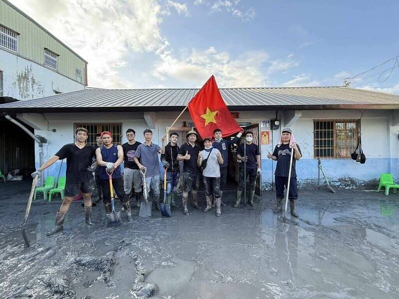 越南移工是支撐台灣製造業、長照與服務業的重要勞動力，，卻經常被固定在低消費能力的想像中。圖為花蓮光復災情慘重，越南移工協助清淤。（中央社檔案照）