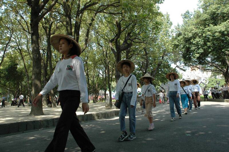 2009年11月，鄭麗君投入林義雄律師的人民作主運動，展開千里苦行。（攝影/邱萬興，取自貼文）