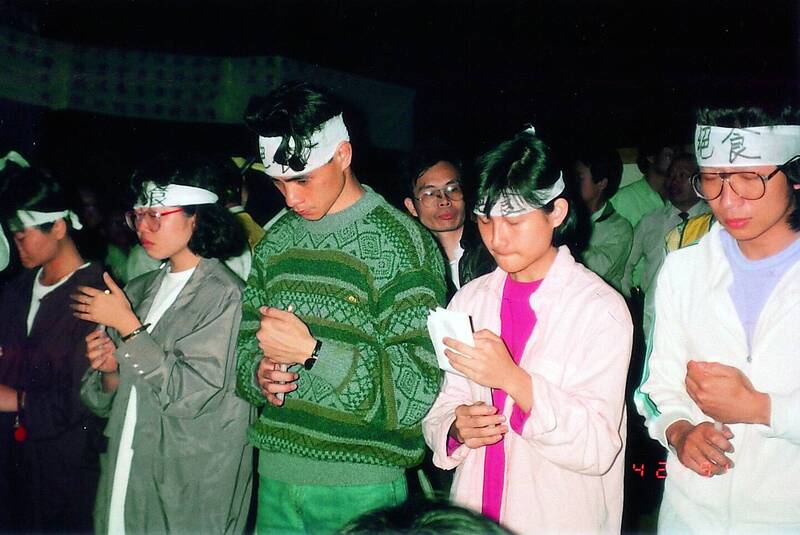 1991年4月，鄭麗君投入反老賊修憲絕食運動。「台灣學生教授制憲聯盟」為了反對國民黨一黨修憲，教授與學運團體決定在台灣大學校門口發起「反對末代老賊修憲」絕食抗議活動，鄭麗君在台大門口參與絕食七天。（攝影/邱萬興，取自貼文）