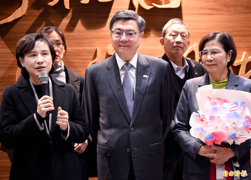 談判團隊返國，行政院長卓榮泰（中）親自接機，行政院副院長鄭麗君（左）表示，台灣的技術和產業，已經成為世界上一股關鍵的力量。右為經貿辦總談判代表楊珍妮。（記者朱沛雄攝）