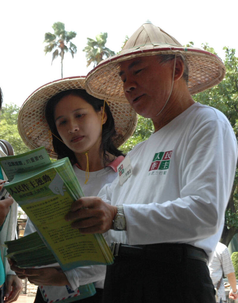 2009年11月，鄭麗君投入林義雄律師的人民作主運動，展開千里苦行。（攝影/邱萬興，取自貼文）