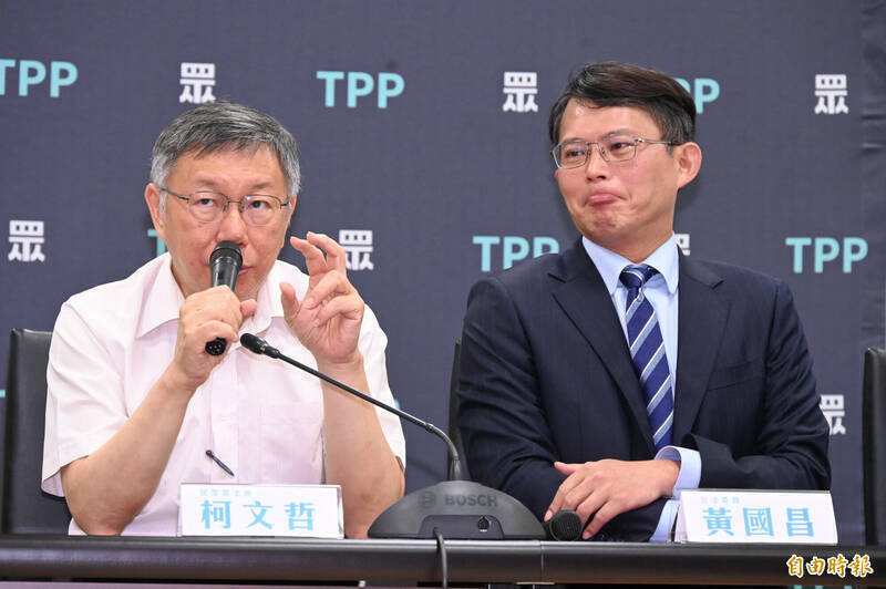 柯文哲與黃國昌之間的關係，表面上看似合作無間，卻暗藏兩人權力鬥爭的風暴。（資料照）