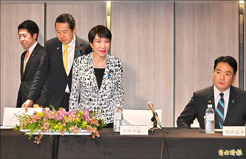 高市早苗（左三）去年4月底率國會議員佐藤啓（左起）、黃川田仁志與尾崎正直訪台，並出席由印太戰略智庫舉辦的「2025國際政經論壇」。（資料照）