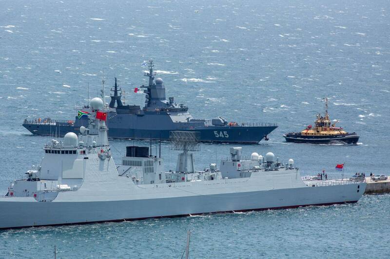 由中國牽頭、多個金磚成員國參與的「和平意志-2026」海上聯合演習開幕式，日前在南非開普敦賽門鎮附近海空域舉行。（彭博檔案照）