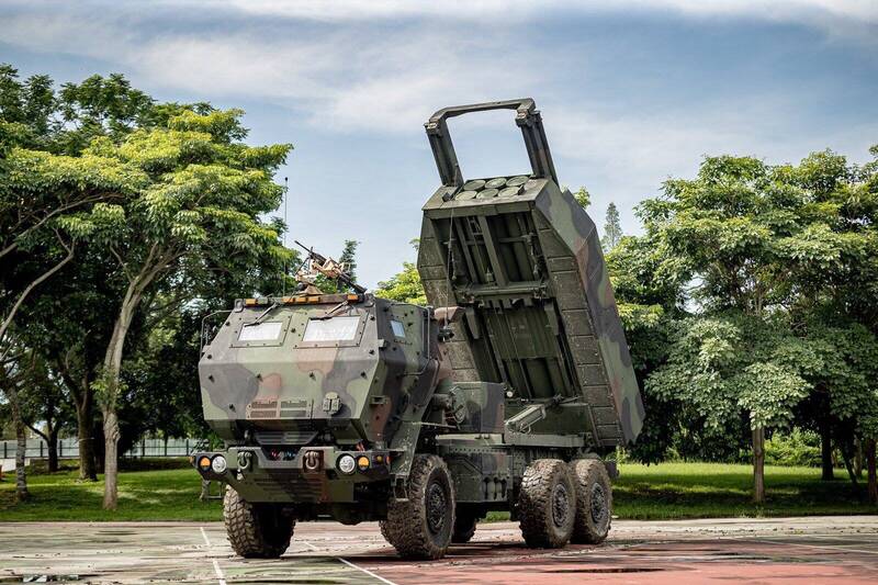 當反登陸、反裝甲、精準火力與分散機動能力逐步到位，任何對台行動都必須面對成本更高；圖為陸軍58砲指部的海馬士多管火箭系統發射車。（取自國防部官方Facebook）