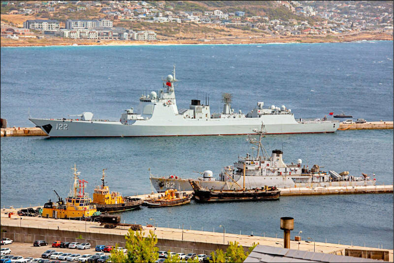 中國派往南非參加和平意志－2026軍演的052D型飛彈驅逐艦 「唐山號」（舷號122），下方舷號82者為伊朗軍艦。（彭博檔案照）