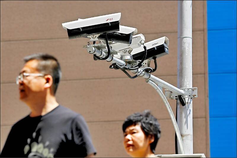 中國政府為了監控人民，在全國廣設監視器，數位監控下呈現一種「鐵板一塊」的超穩定狀態。（美聯社檔案照）