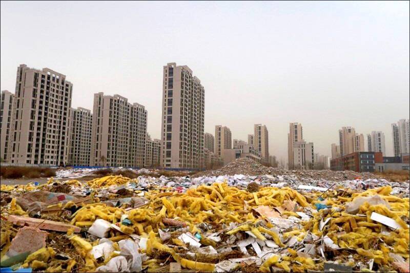 房地產下行直接牽動家庭資產縮水與地方政府土地財政缺口。（路透檔案照）