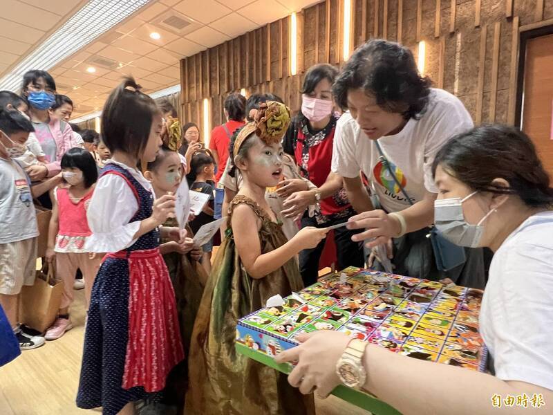 屏東縣打造全齡客語沉浸系統，小朋友們透過闖關遊戲大聲說客家話，表現精彩。（資料照）