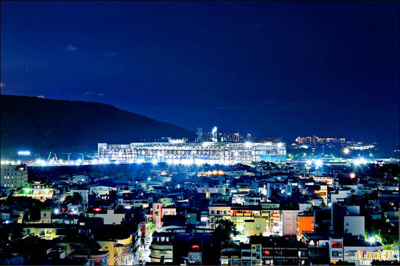 關乎AI高速運算的邏輯晶片製造，就台積電一家獨走，圖為台積電高雄廠區燈火通明夜景。（資料照）