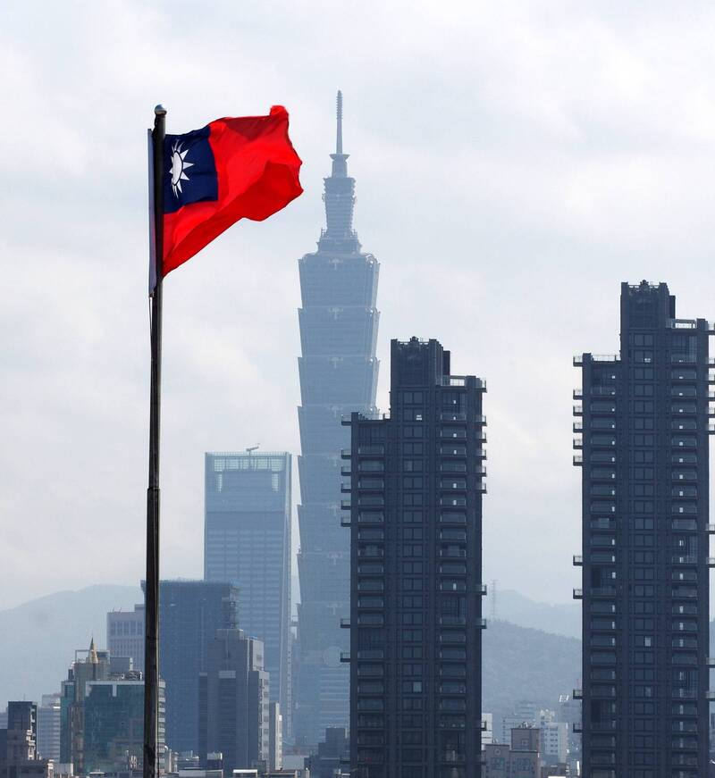 綠藍白的支持者，看到的是兩個完全不同的台灣。綠營支持者活在一個經濟亮眼、治理有方、但滲透威脅迫在眉睫的世界；藍白支持者活在一個經濟糟糕、治理失能、但滲透問題被過度炒作的世界。（歐新社檔案照）