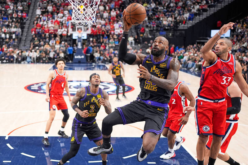 最近WBC賽程、NBA焦點戰與職棒熱身賽接連登場，長輩看的是人生，比吃保健食品更能讓他們覺得「我還活著」。圖為湖人選手詹姆斯。（美聯社檔案照）