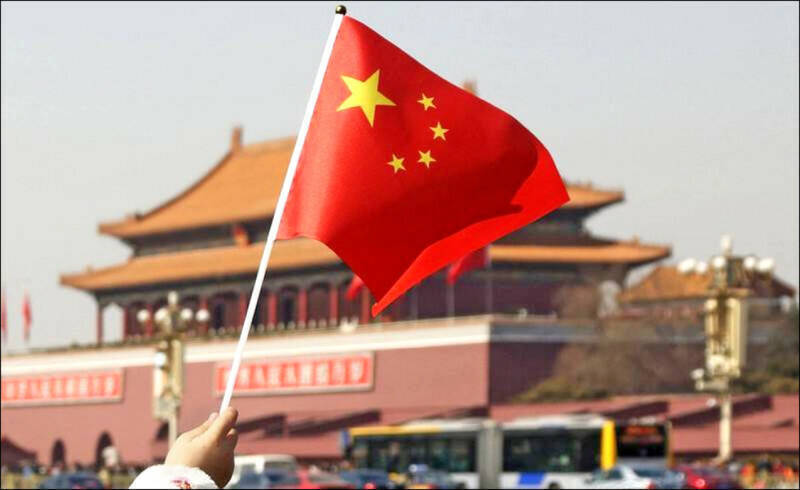 言論自由保障的是個人基於自主意志表達的思想、意見與價值判斷，一旦涉及金錢往來，並依特定指示從事資訊蒐集、傳遞或配合行動，就進入刑法與國安法規範領域。圖為中共天安門。（彭博檔案照）