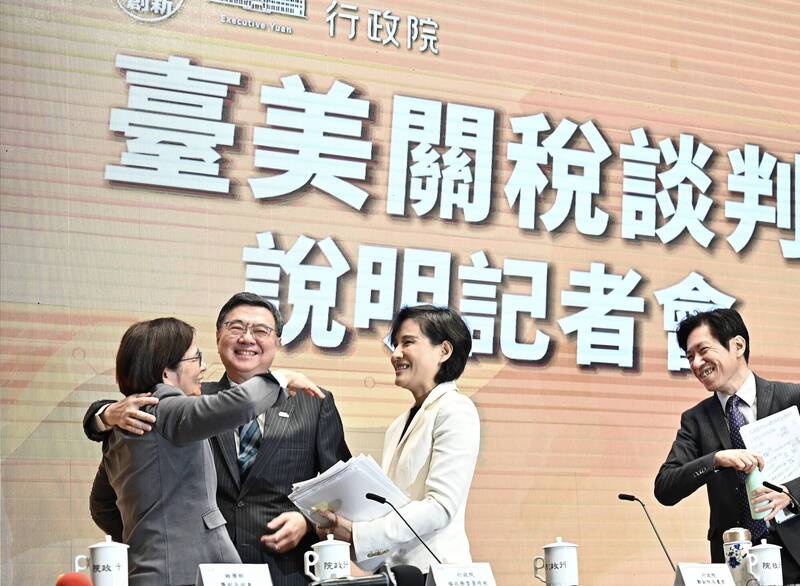 行政院長卓榮泰20日出席「臺美關稅談判說明記者會」，會後擁抱行政院副院長鄭麗君等代表談判的閣員，感謝辛苦付出。（資料照）