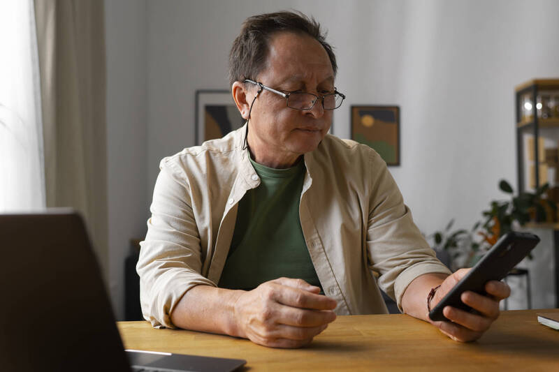這些看似雜亂、甚至讓長輩摸不著頭緒的關鍵字，其實都指向高齡社會最重要的三件事:健康是生活感、健康不是處置、處理的不是老人。（圖取自freepik）