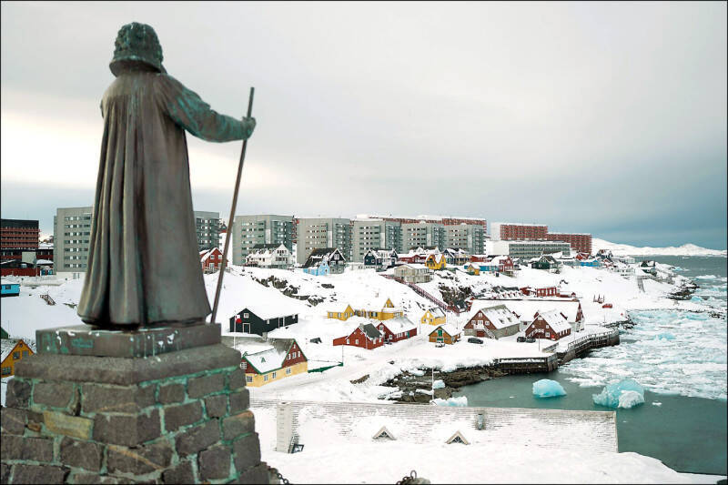 《2026年國防戰略報告》特別強調美國要強化在西半球的戰略部署。圖為矗立於格陵蘭首府努克一隅的丹麥傳教士艾格德的塑像。（彭博檔案照）