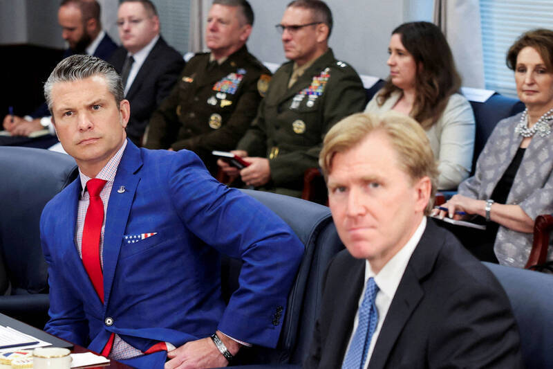 戰爭部次長柯伯吉主編完成國防戰略初稿，揭示的四大任務。圖為美國戰爭部長赫格塞斯（左）、柯伯吉（右）。（路透檔案照）