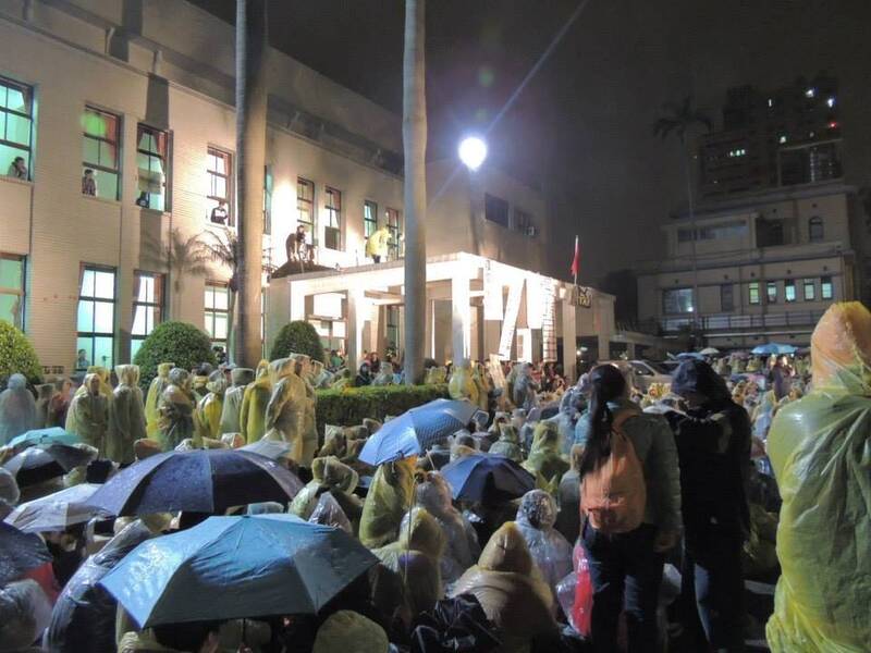 太陽花學運時立法院內佈滿抗爭者。（資料照）