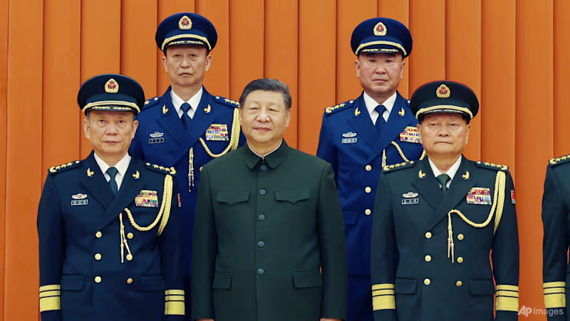 習近平（中）掀起拔掉張又俠（右）這麼激烈的內鬥，這不僅是個人恩怨，更是一個政權進入「史達林式」清洗階段的訊號。（美聯社檔案照）