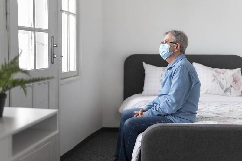 當長者起床時發現手腳無法像過去那樣自在移動，正是自由度減少的問題；示意圖。（圖取自freepik）