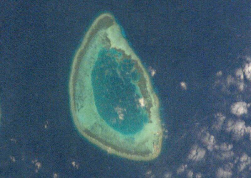 衛星影像顯示，中國自去年10月起，在具有主權爭議的西沙群島「羚羊礁」（越南稱海參岩），啟動大規模填海造陸與設施擴建，旨在將該島礁改造成具備軍事後勤與部署能力的永久性前哨基地。（取自維基百科）